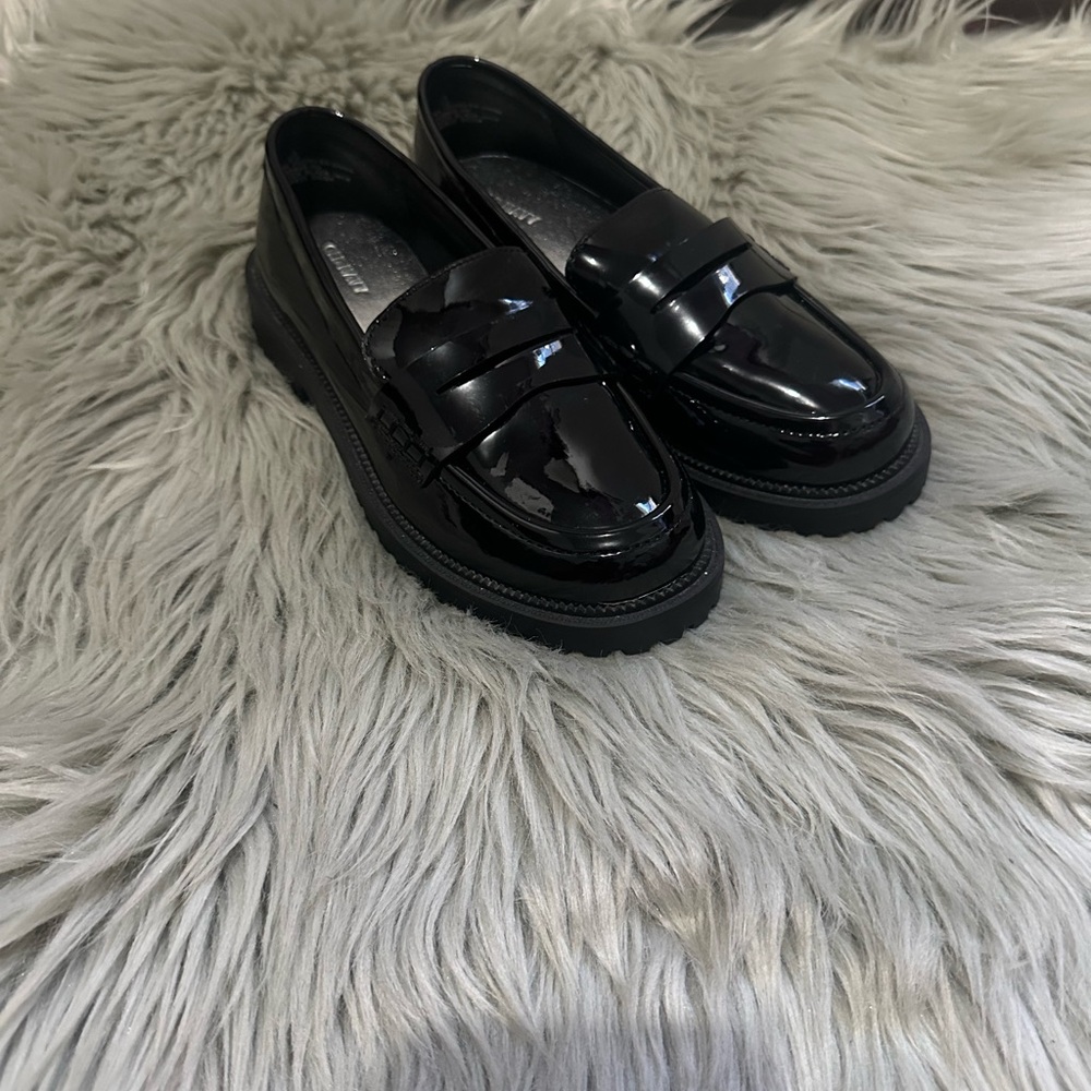 Old Navy Chunky Black Loafers for Girls - Picture 4 of 8